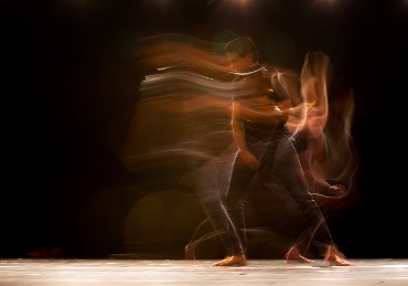 Mouvement d'un danseur au violon.